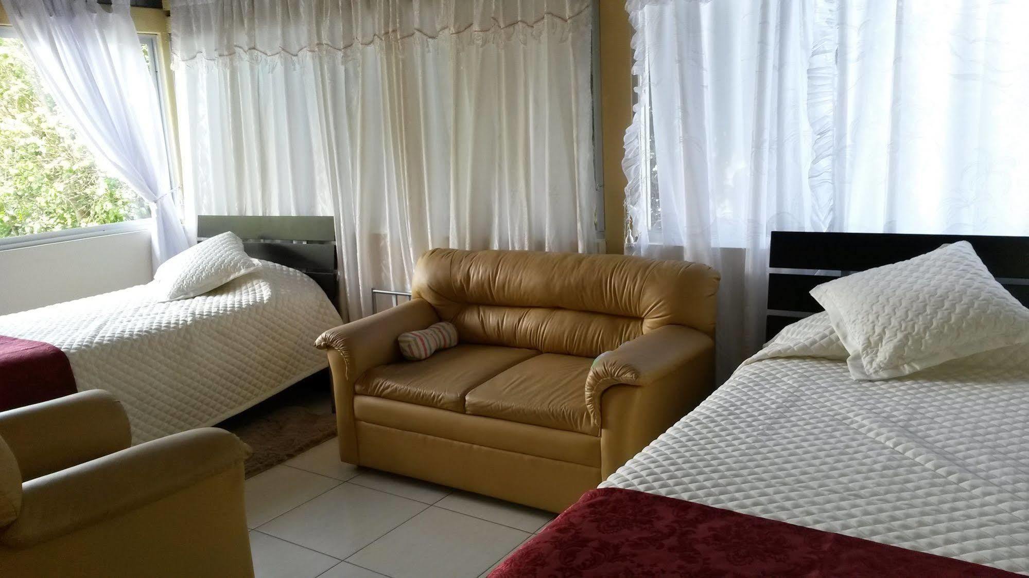 Hostal El Parque Tababela Exteriér fotografie